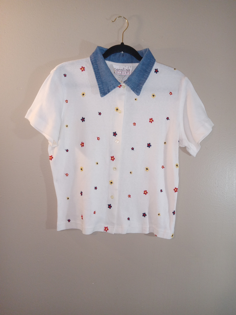Casual White Button-up Top with Denim Collar & Floral Embroidery
